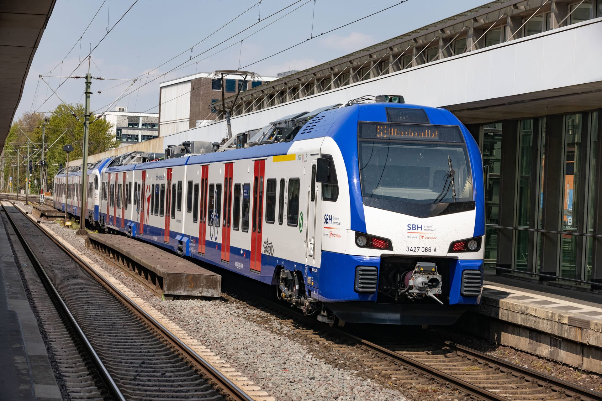 Eine S-Bahn in Hannover (Archivbild): Ein Vater ließ seine Vierjährige alleine in dem Fahrzeug zurück.