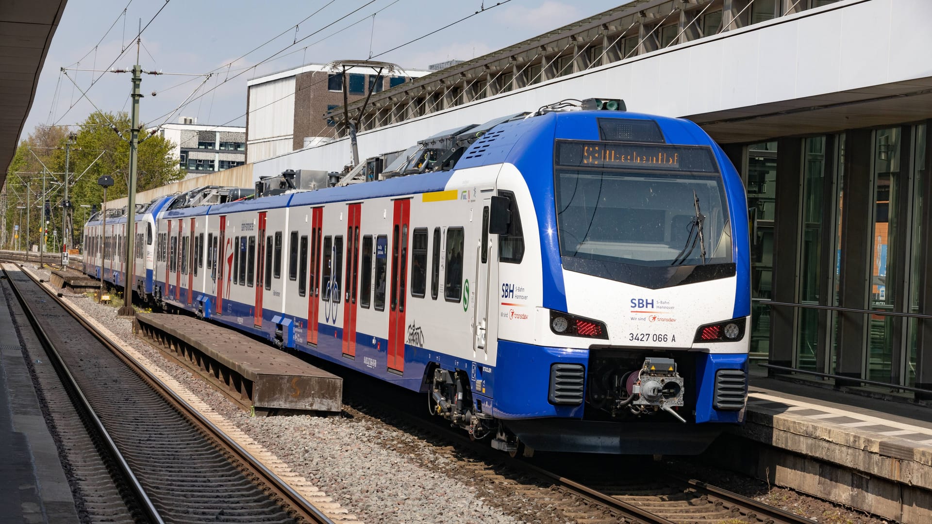 Eine S-Bahn in Hannover (Archivbild): Ein Vater ließ seine Vierjährige alleine in dem Fahrzeug zurück.