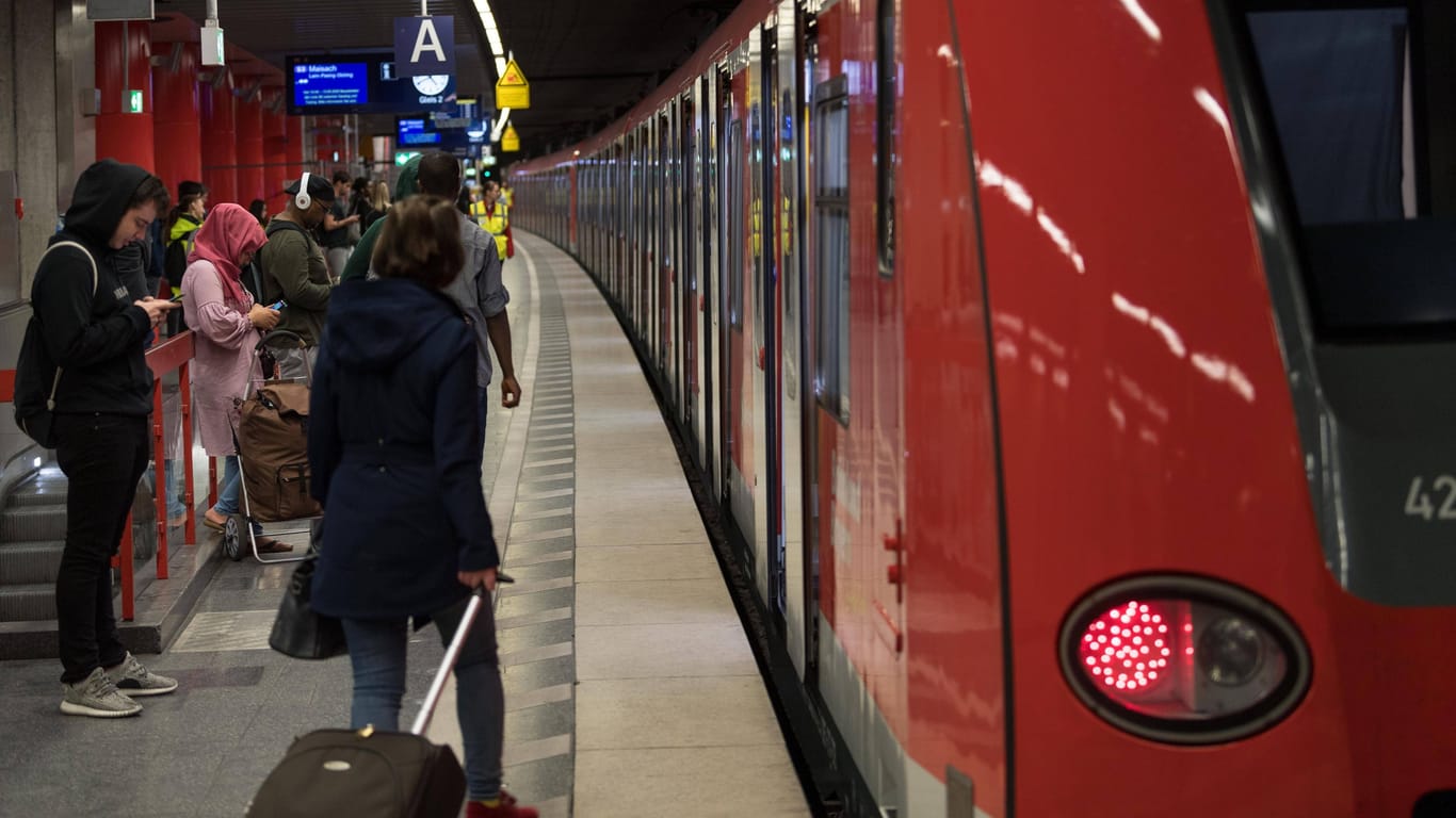 Ein S-Bahnsteig am Hauptbahnhof München (Symbolbild): Hier griff der Mann die Frau an.