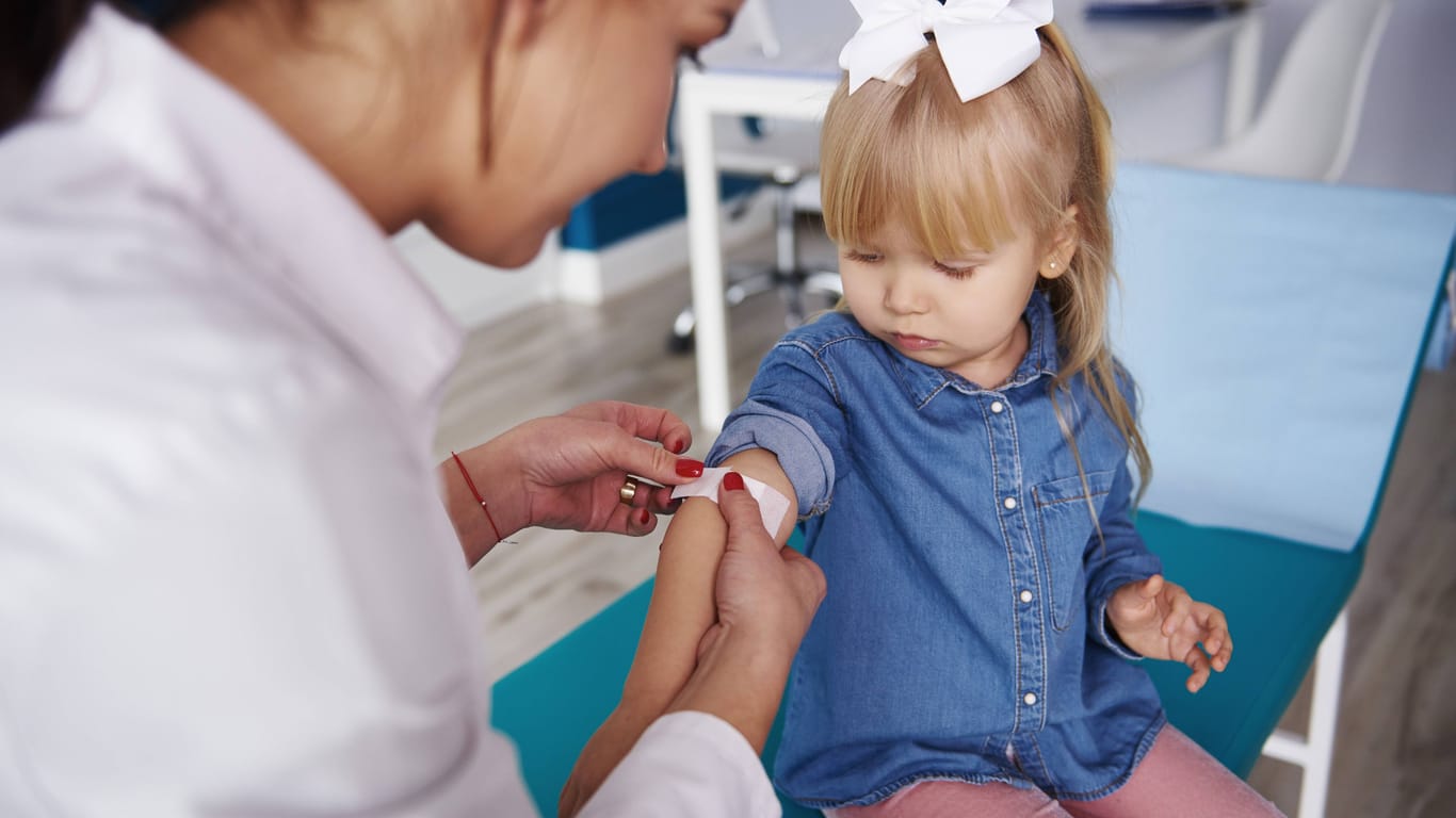 Kind nach einer Impfugn (Symbolbild): Die Praxis will nur geimpfte Kinder behandeln.