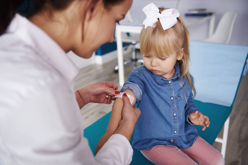 Kind nach einer Impfugn (Symbolbild): Die Praxis will nur geimpfte Kinder behandeln.