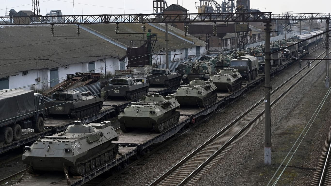 In der russischen Region Rostow am Don werden gepanzerte Fahrzeuge verladen (Archiv): Schienenpartisanen wollen die Transporte blockieren.