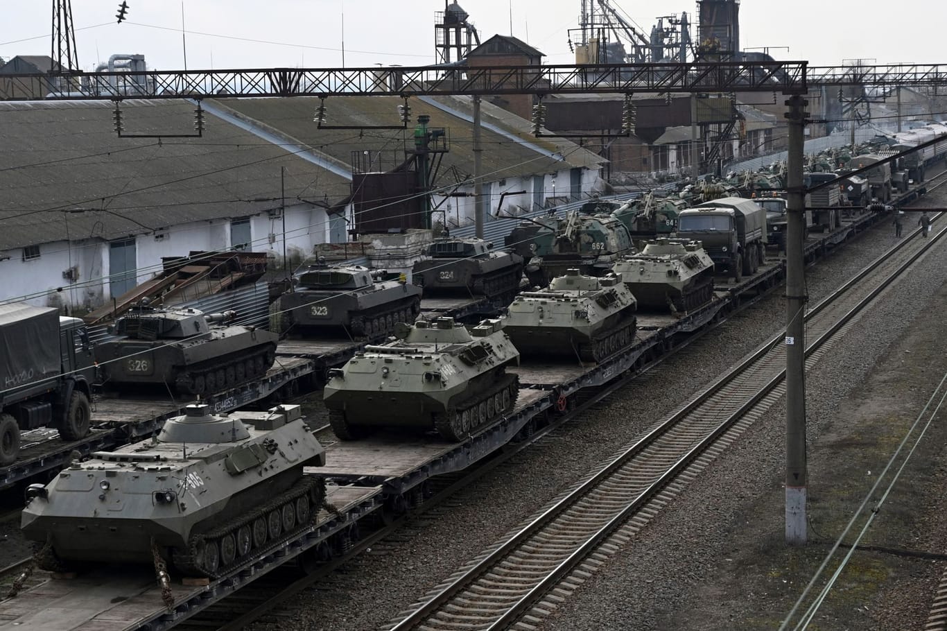 In der russischen Region Rostow am Don werden gepanzerte Fahrzeuge verladen (Archiv): Schienenpartisanen wollen die Transporte blockieren.