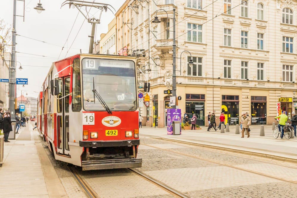 Tram in Kattowitz, Polen: Wegen der geringen Geschwindigkeit ist der illegale Straßenbahnfahrer aufgeflogen.
