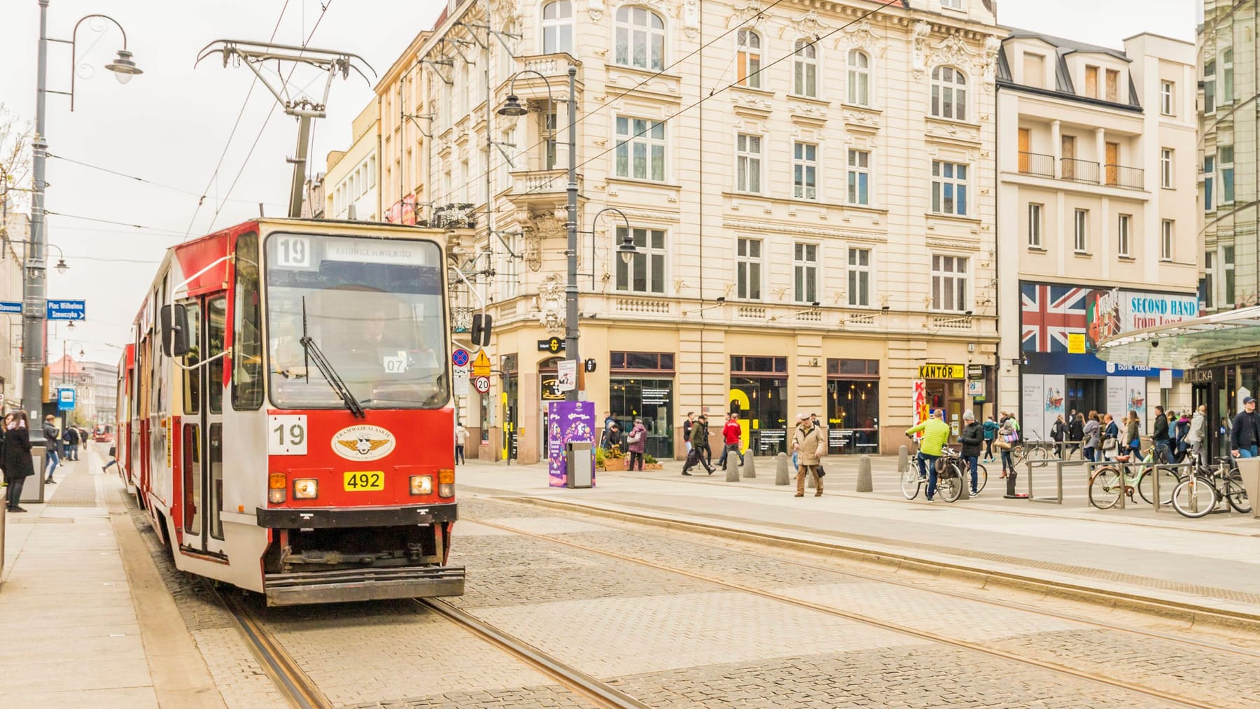 Mężczyzna przewozi okradzionych pasażerów tramwaju przez Katowice