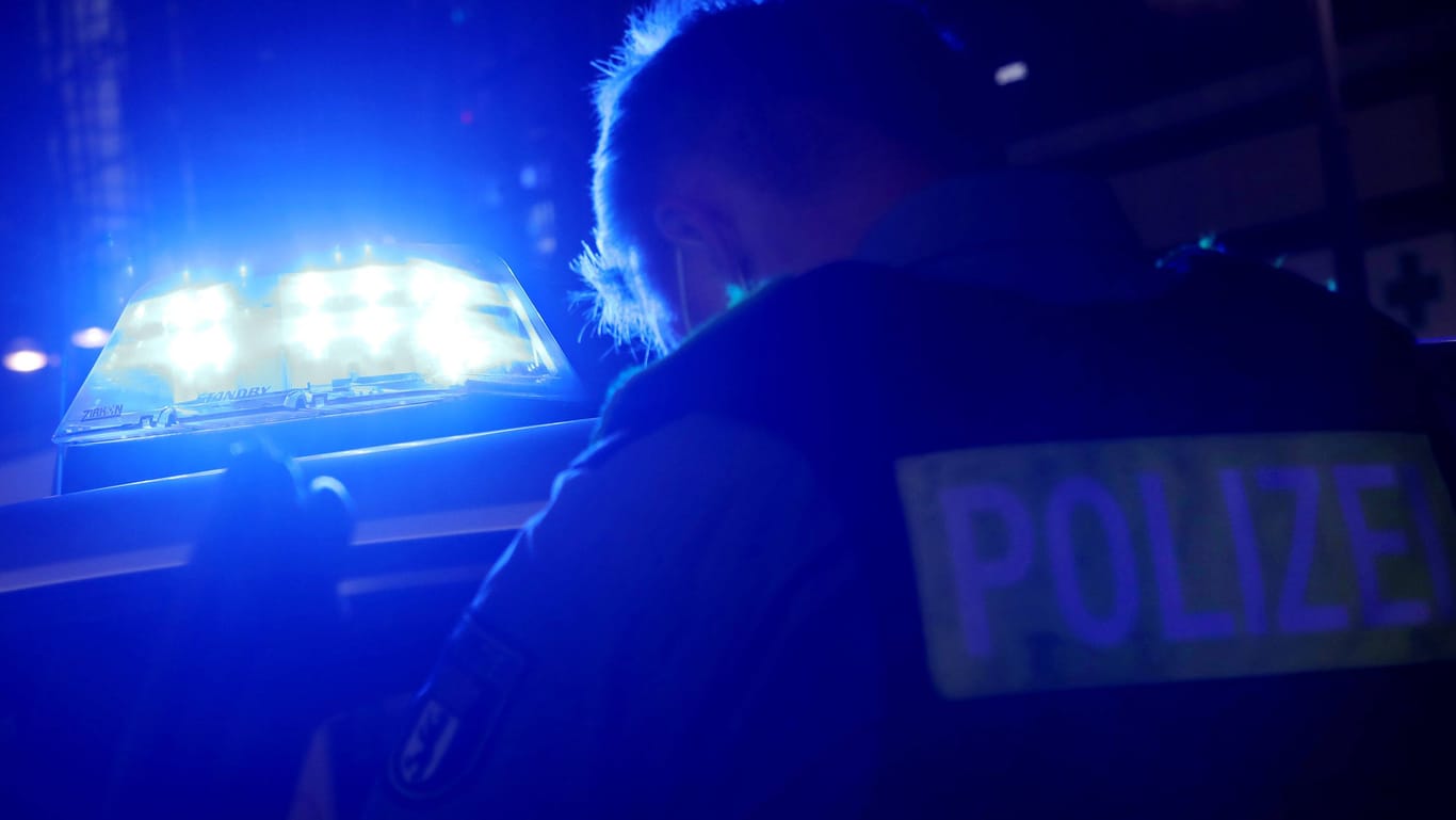 Berliner Polizei bei einem Einsatz (Symbolbild): In der Nacht zu Mittwoch brechen drei Leute in ein Bekleidungsgeschäft ein.