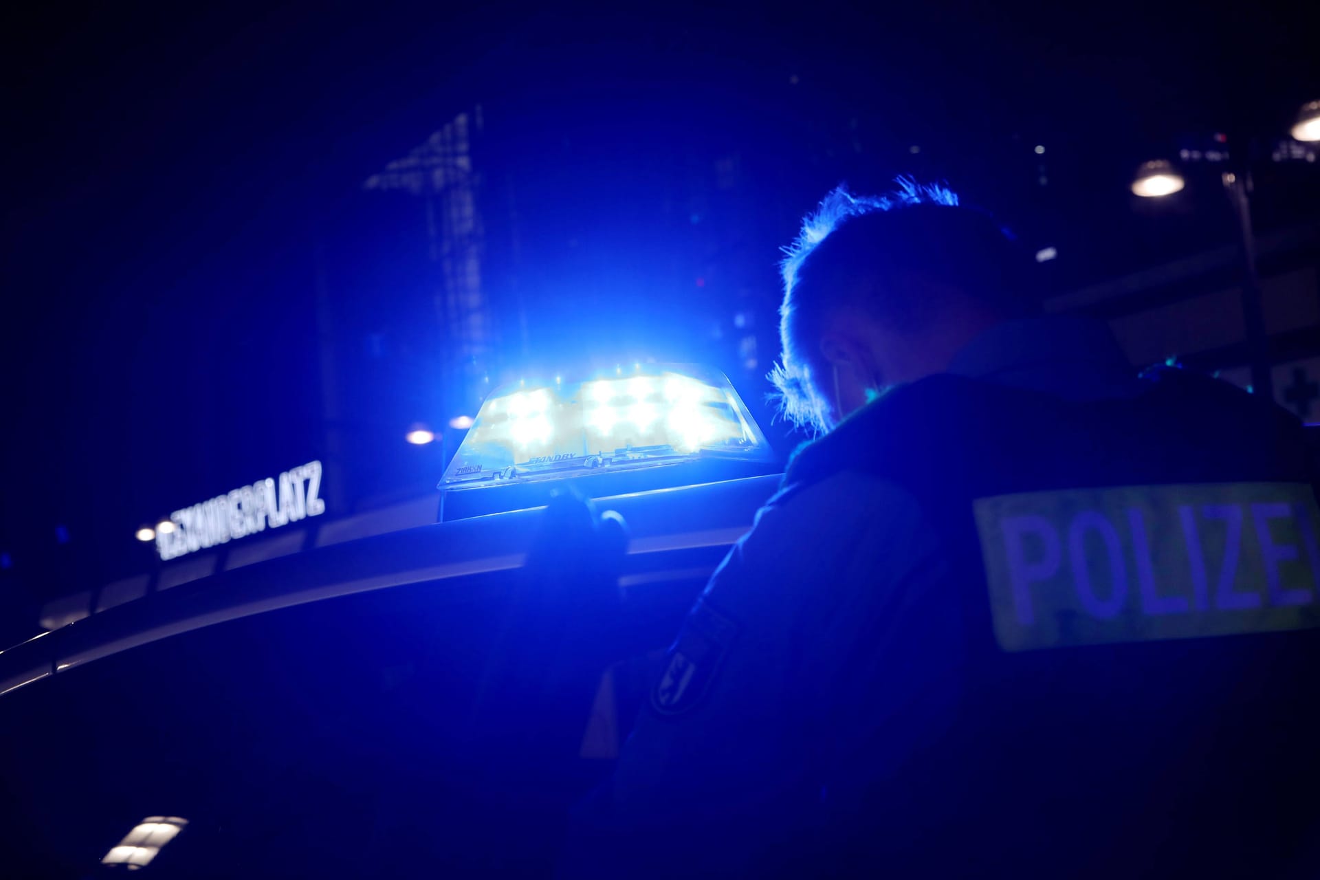 Berliner Polizei bei einem Einsatz (Symbolbild): In der Nacht zu Mittwoch brechen drei Leute in ein Bekleidungsgeschäft ein.