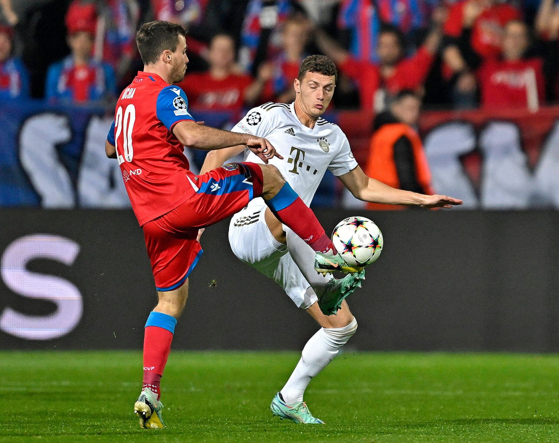 Benjamin Pavard: In Abwesenheit der verletzten Hernández und de Ligt auf seiner Lieblingsposition in der Innenverteidigung gefragt. Machte dort einen ordentlichen Job. Überzeugte ebenfalls mit souveränem Spielaufbau. Schöner Seitenwechsel dank seiner guten Schusstechnik auf Mané (13.). Note 2