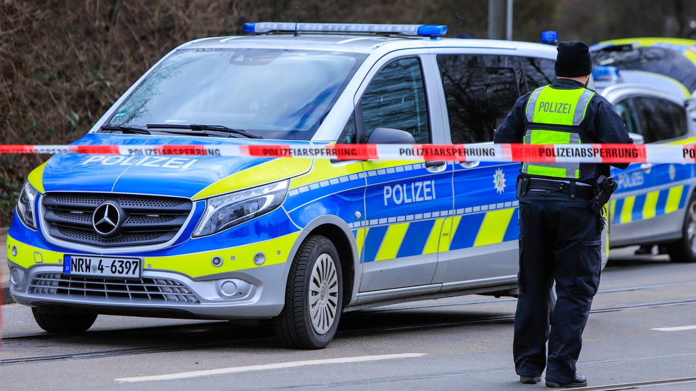 Die Polizei im Einsatz: Spezialkräfte haben in Köln eine Wohnung durchsucht.