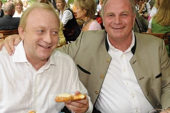 Starkoch Alfons Schuhbeck (links) und Uli Hoeneß in einem Biergarten (Archivbild): Beide wurden wegen Steuerhinterziehung verurteilt.