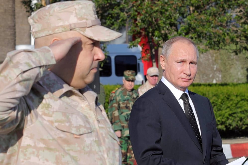 Surowikin und Putin 2017 (Archivbild): Surowikin war für Russland auch im Syrien-Krieg im Einsatz.