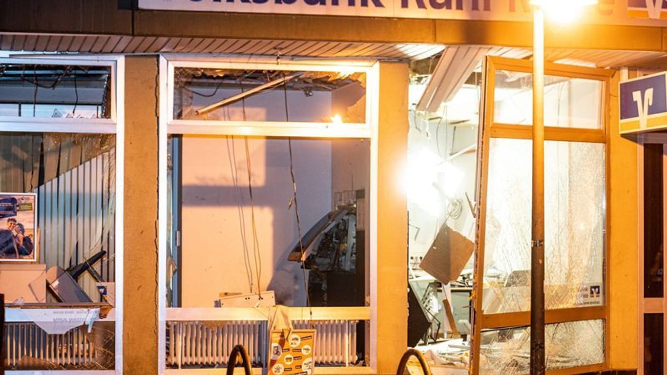 Die zerstörte Front der Volksbank in Herten: Hier sprengten Unbekannte in der Nacht zum Dienstag einen Geldautomaten.