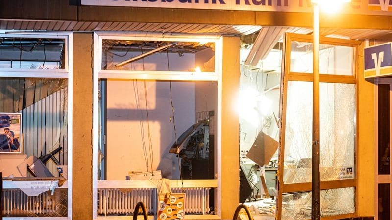 Die zerstörte Front der Volksbank in Herten: Hier sprengten Unbekannte in der Nacht zum Dienstag einen Geldautomaten.