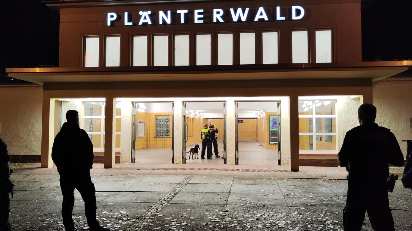 Polizisten am S-Bahnhof Plänterwald: Hierhin führt der Spürhund die Beamten.