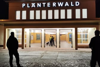 Polizisten am S-Bahnhof Plänterwald: Hierhin führt der Spürhund die Beamten.