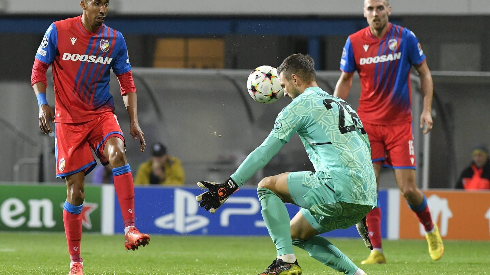 Sven Ulreich: Vertrat den an der Schulter verletzten Stammtorhüter Manuel Neuer in seinem zweiten Pflichtspieleinsatz in dieser Saison solide. Spielte aufmerksam mit (15.) und bügelte den Ballverlust der Kollegen aus bei Pilsens Doppelchance aus (30.). Bei den Gegentoren konnte er nichts mehr machen. Note 3