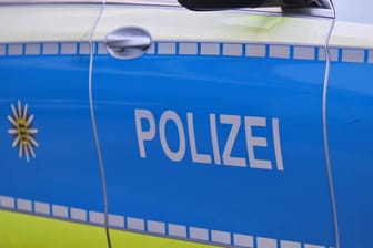 Einsatzfahrzeug der Polizei in Baden-Württemberg (Symbolfoto): Die Staatsanwaltschaft ermittelt gegen den 25-Jährigen.