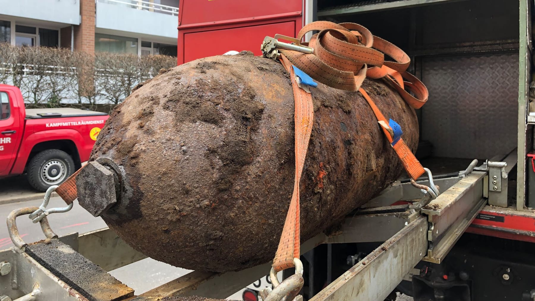 Hamburg 500PfundBombe im Hafen entschärft Feuerwehr beendet