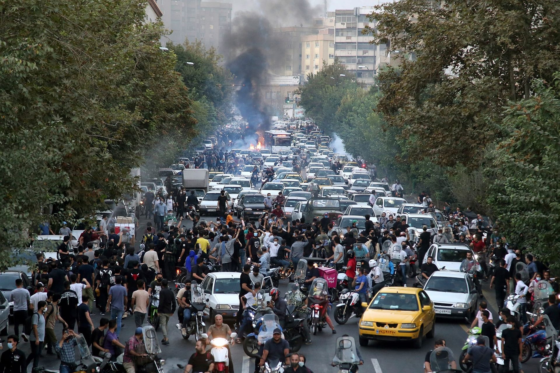 Demonstranten haben sich in der Innenstadt von Teheran versammelt: Sicherheitskräfte sollen mit Gewalt gegen Studierende vorgegangen sein.