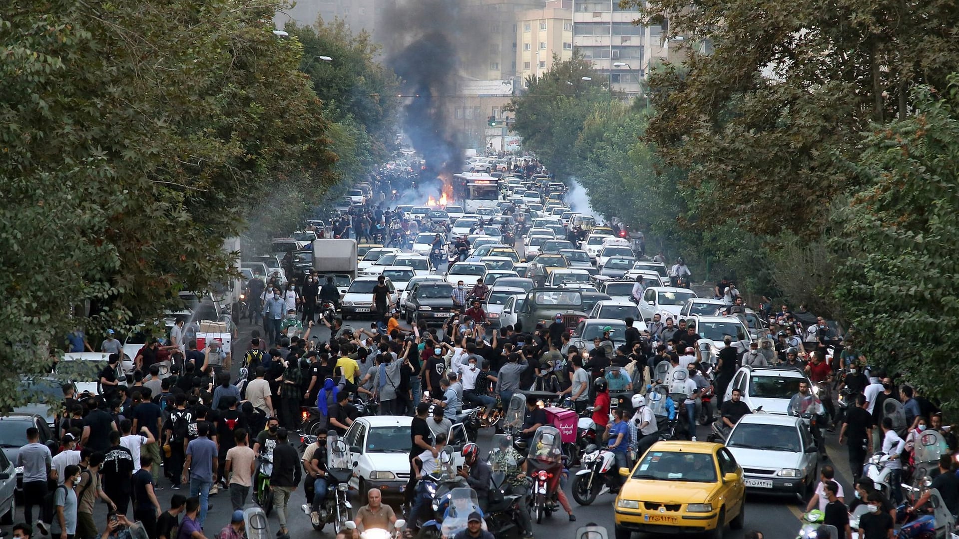 Demonstranten haben sich in der Innenstadt von Teheran versammelt: Sicherheitskräfte sollen mit Gewalt gegen Studierende vorgegangen sein.