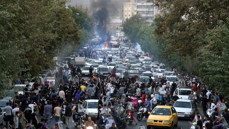 Demonstranten haben sich in der Innenstadt von Teheran versammelt: Sicherheitskräfte sollen mit Gewalt gegen Studierende vorgegangen sein.