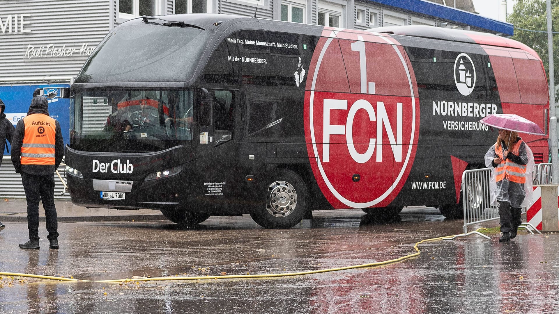 Fehlgeleitet: Der Bus mit Nürnberger Fans am Karlsruher Stadion.