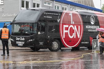 Fehlgeleitet: Der Bus mit Nürnberger Fans am Karlsruher Stadion.