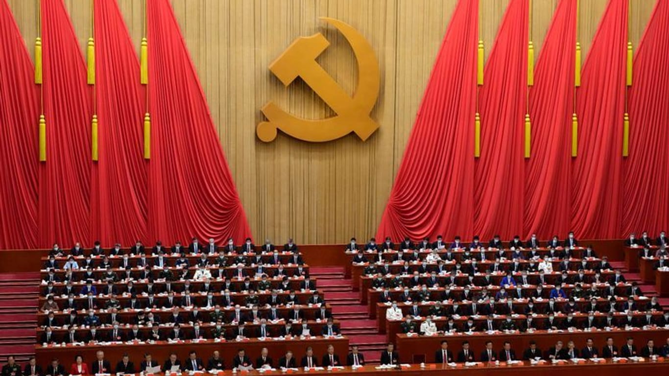 Abschlusszeremonie des Nationalkongresses: Delegierte nehmen in der Großen Halle des Volkes in Peking an der Zeremonie teil.