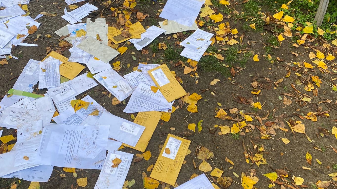 Briefe liegen in einem Park: Die Polizei ermittelt in dem Fall.