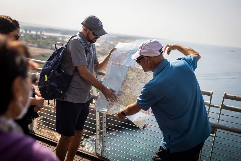 Touristen halten eine Landkarte an der Grenze zwischen Israel und Libanon hoch. Nach monatelangen Verhandlungen hat der Libanon am Donnerstag seinen Teil des Abkommens über die Seegrenze mit Israel unterzeichnet und dem US-Vermittler Hochstein übergeben.