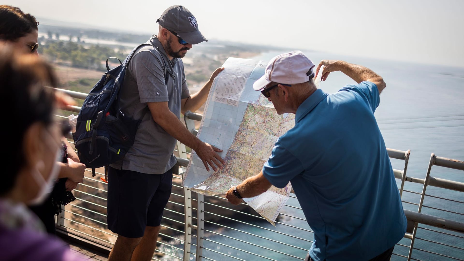 Touristen halten eine Landkarte an der Grenze zwischen Israel und Libanon hoch. Nach monatelangen Verhandlungen hat der Libanon am Donnerstag seinen Teil des Abkommens über die Seegrenze mit Israel unterzeichnet und dem US-Vermittler Hochstein übergeben.