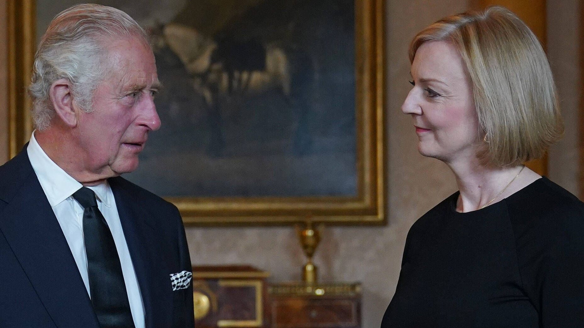 König Charles III. und Liz Truss: Zwischen Königshaus und Politik zeigen sich Gewitterwolken.