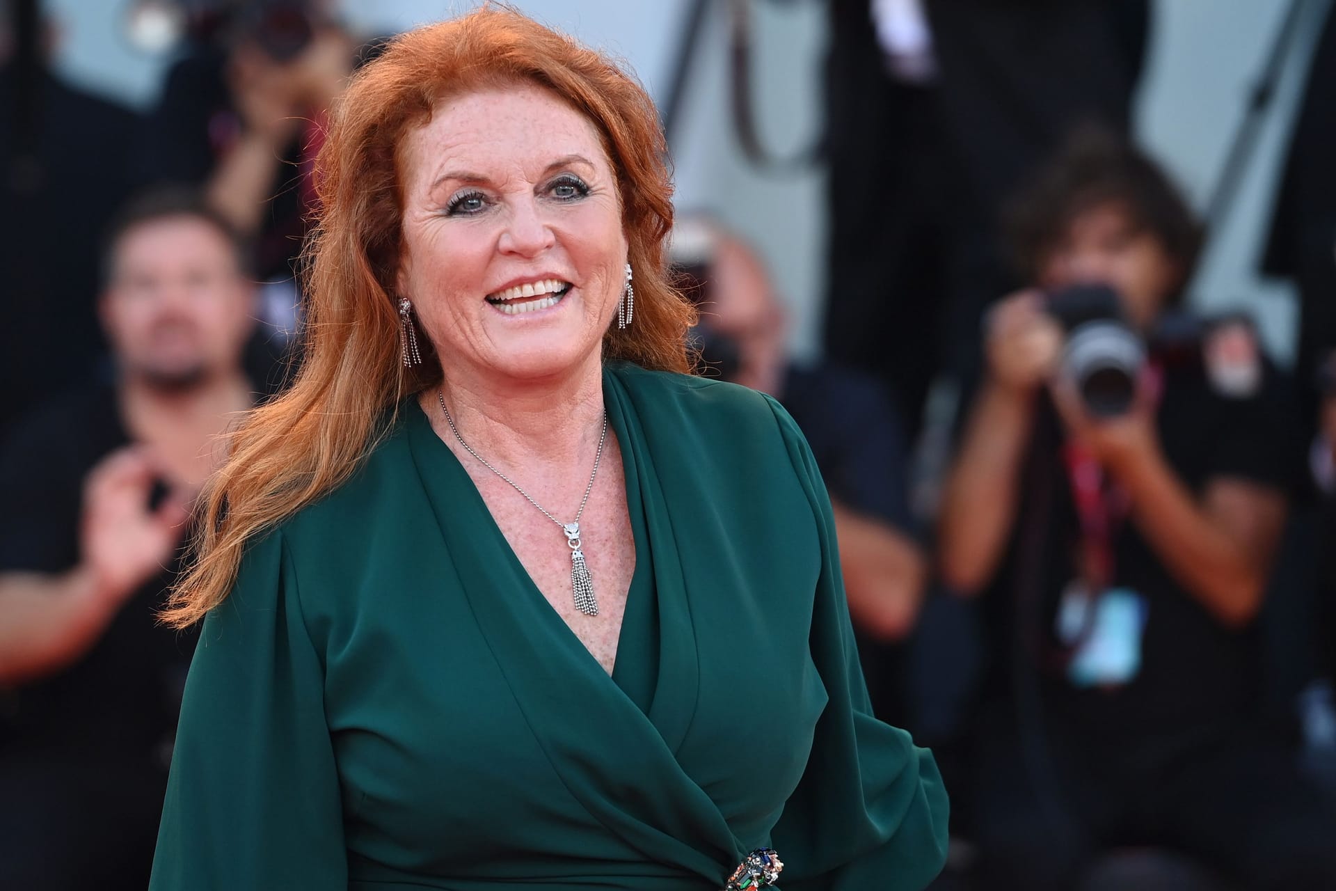 Sarah Ferguson: Die ehemalige Queen-Schwiegertochter hat sich den Corgis angenommen.