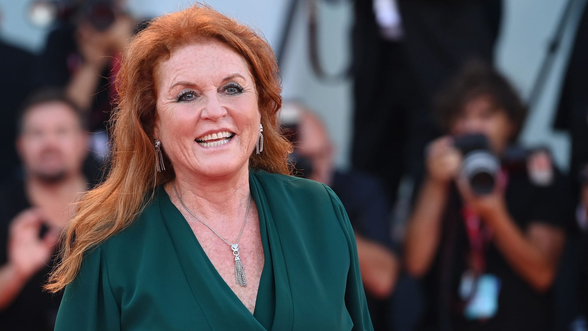 Sarah Ferguson: Die ehemalige Queen-Schwiegertochter hat sich den Corgis angenommen.