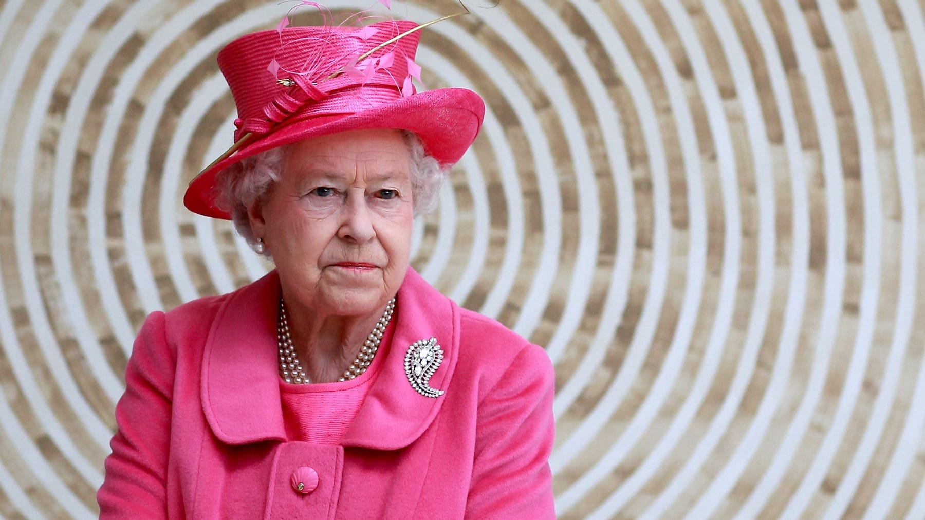 Pictures of Queen Elizabeth III. controversial - Celebrity Gossip News