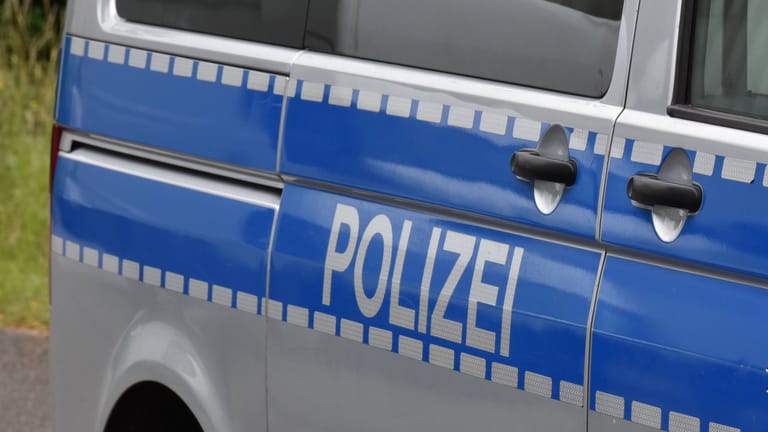 Ein VW Bus der Polizei in Köln (Symbolbild): Eine Mordkommission wurde eingerichtet.