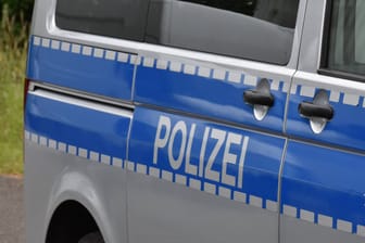 Ein VW Bus der Polizei in Köln (Symbolbild): Eine Mordkommission wurde eingerichtet.