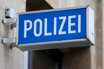 Schriftzug an einem Polizeirevier (Symbolbild): Gegen den 28-Jährigen wird wegen versuchten Mordes ermittelt.