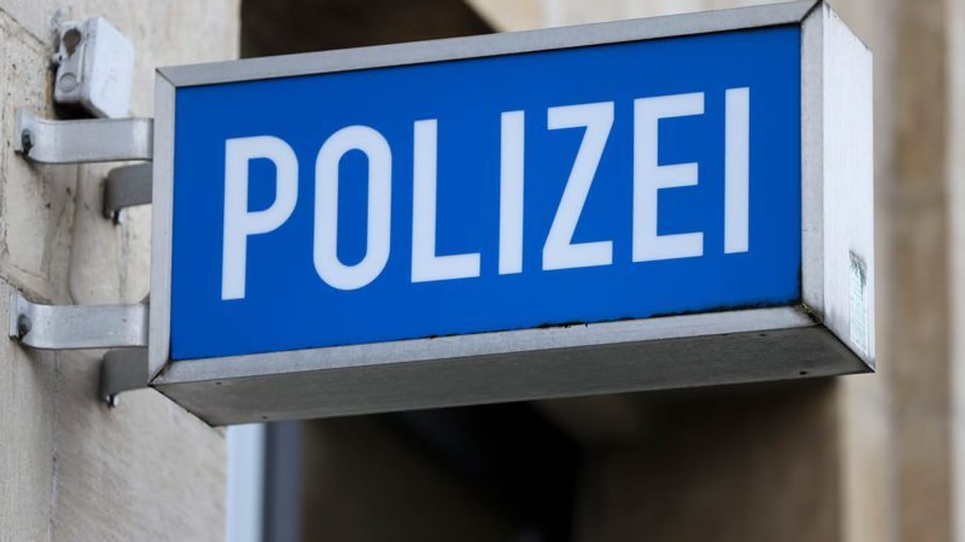 Schriftzug an einem Polizeirevier (Symbolbild): Gegen den 28-Jährigen wird wegen versuchten Mordes ermittelt.