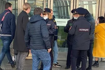 Polizisten vor einer Metrostation in Moskau: Das Regime holt neue Rekruten für den Ukraine-Krieg auch aus Privatwohnungen, Hotels und Restaurants.