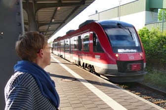 Zugreise mit der Deutschen Bahn (Archivbild): Viele Corona-Fälle sorgen für Ausfälle im Nahverkehr.