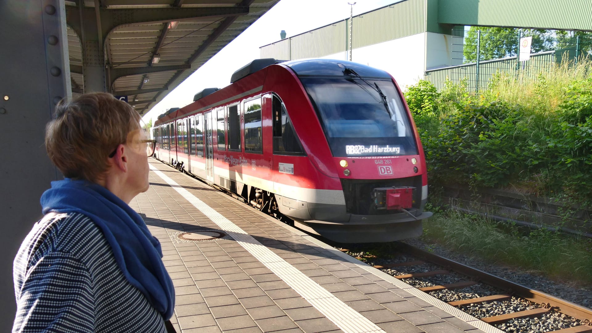 Zugreise mit der Deutschen Bahn (Archivbild): Viele Corona-Fälle sorgen für Ausfälle im Nahverkehr.