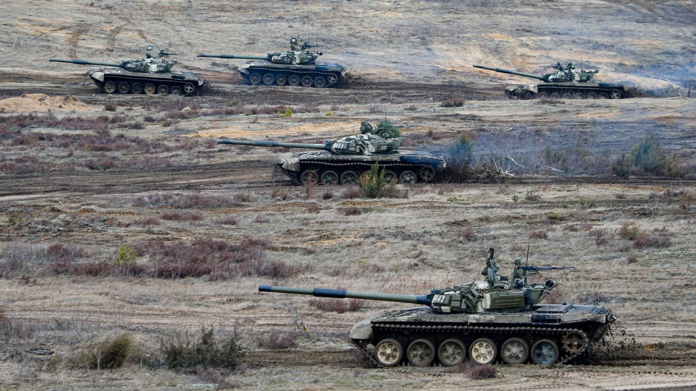 Panzer auf einem Feld zwischen Russland und Belarus: Für eine Kriegsbeteiligung gebe es in Belarus keine soziale Basis.