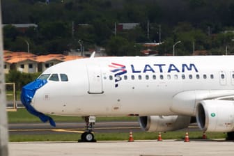 Der beschädigte Airbus soll jetzt in Paraguay untersucht werden.