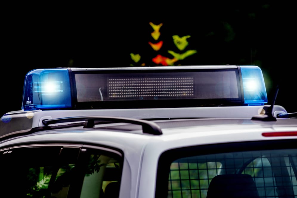 Blaulicht auf einem Polizeiauto (Symbolbild): Auf der Suche nach dem Fahrer erlebten die Beamten eine Überraschung.