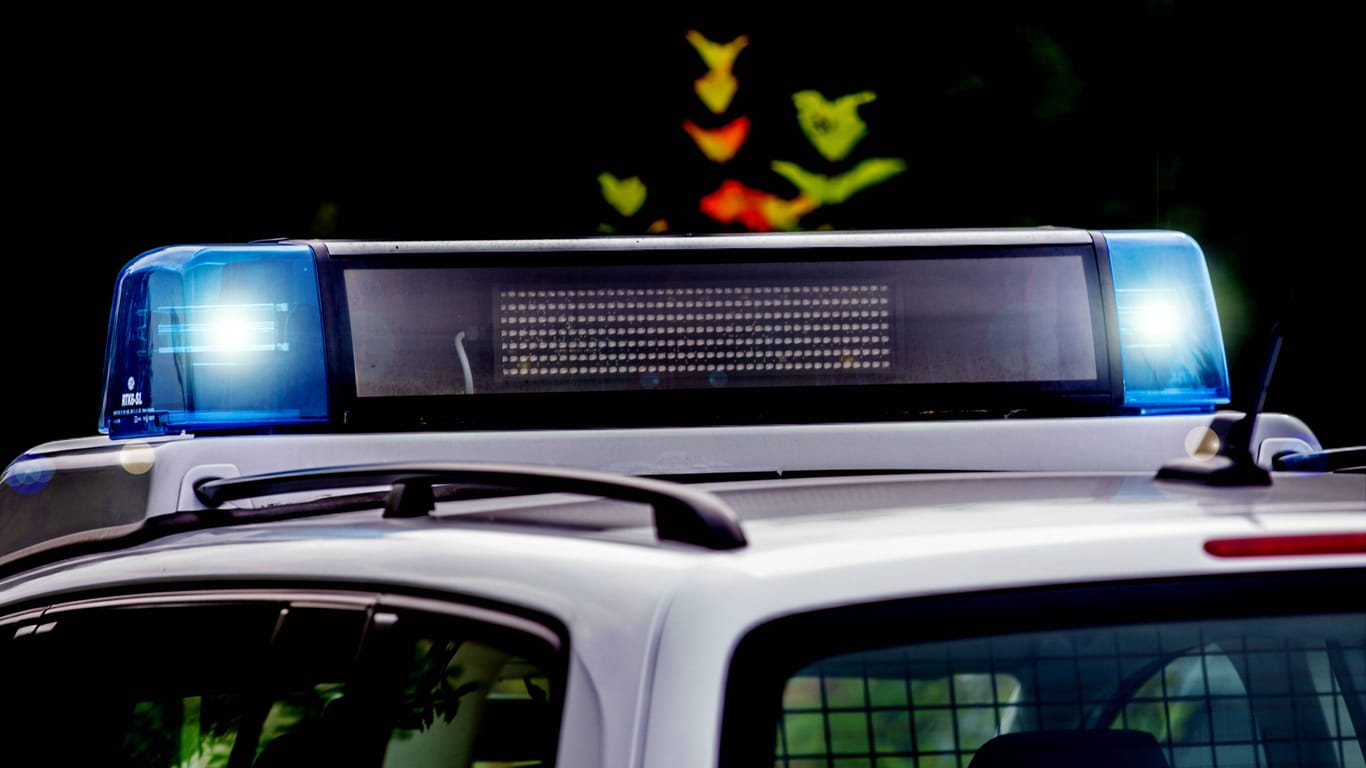 Blaulicht auf einem Polizeiauto (Symbolbild): Auf der Suche nach dem Fahrer erlebten die Beamten eine Überraschung.