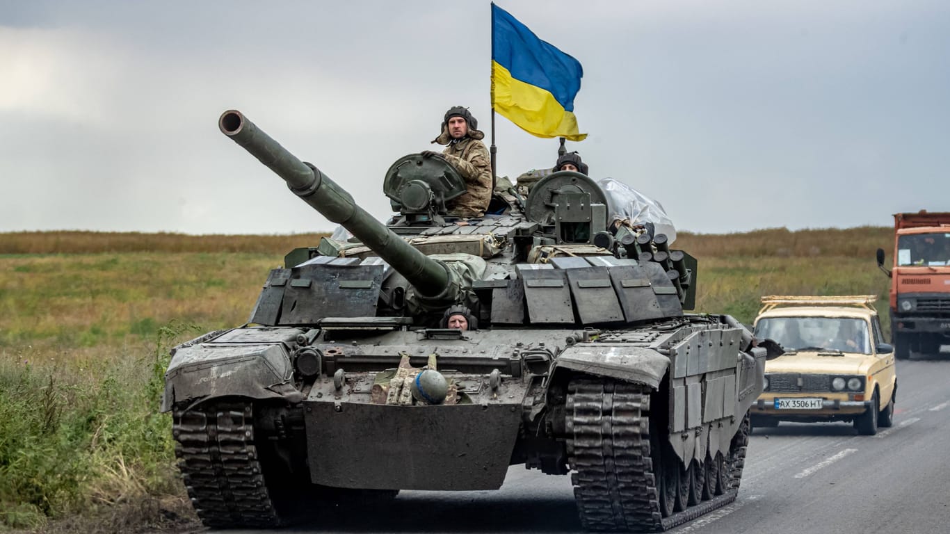 Ukrainische Soldaten in einem Panzer: Angesichts der russischen Angriffe in der Ukraine müssen Europa und Deutschland noch mehr tun, meint Grünen-Europapolitiker Anton Hofreiter.