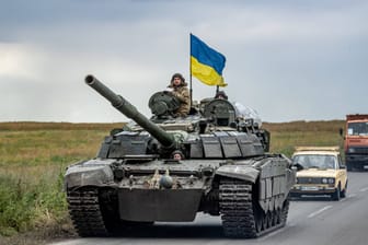 Ukrainische Soldaten in einem Panzer: Angesichts der russischen Angriffe in der Ukraine müssen Europa und Deutschland noch mehr tun, meint Grünen-Europapolitiker Anton Hofreiter.