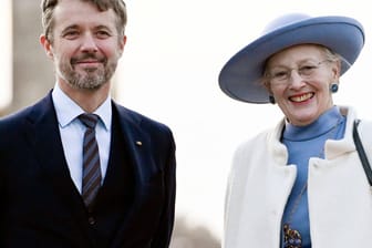 Kronprinz Frederik und Königin Margrethe II.: Er steht hinter der Entscheidung seiner Mutter im Titelstreit.