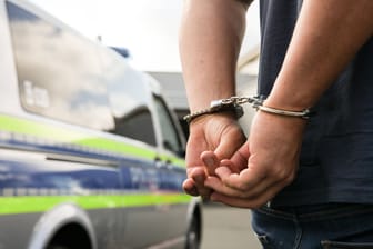 Eine Person bei einer Festnahme durch die Polizei (Symbolfoto): Nach einer Trickdiebstahlserie in Hamburg hat die Polizei mehrere Menschen festgenommen.
